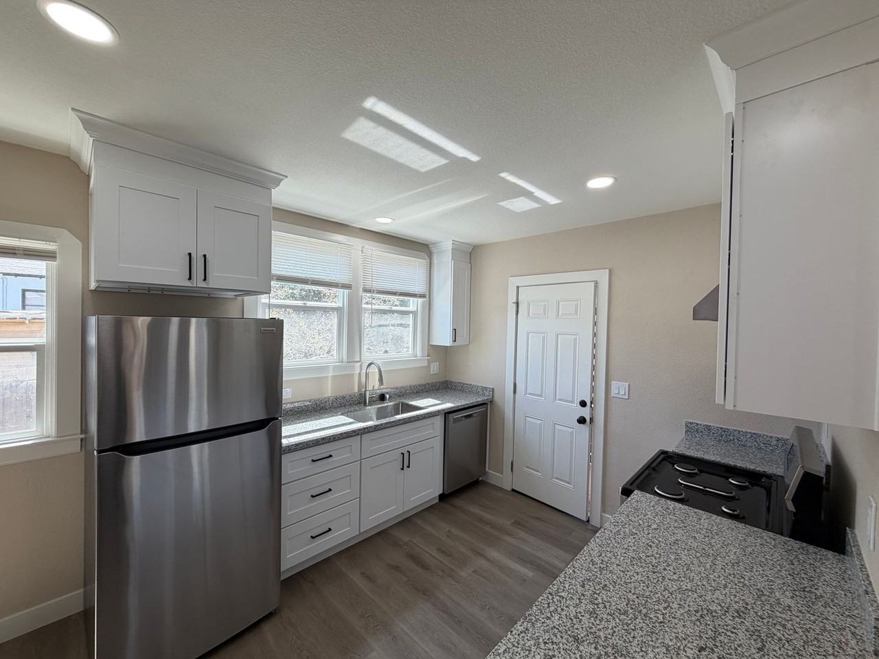 1225 Pine St - Photo 4 of 18