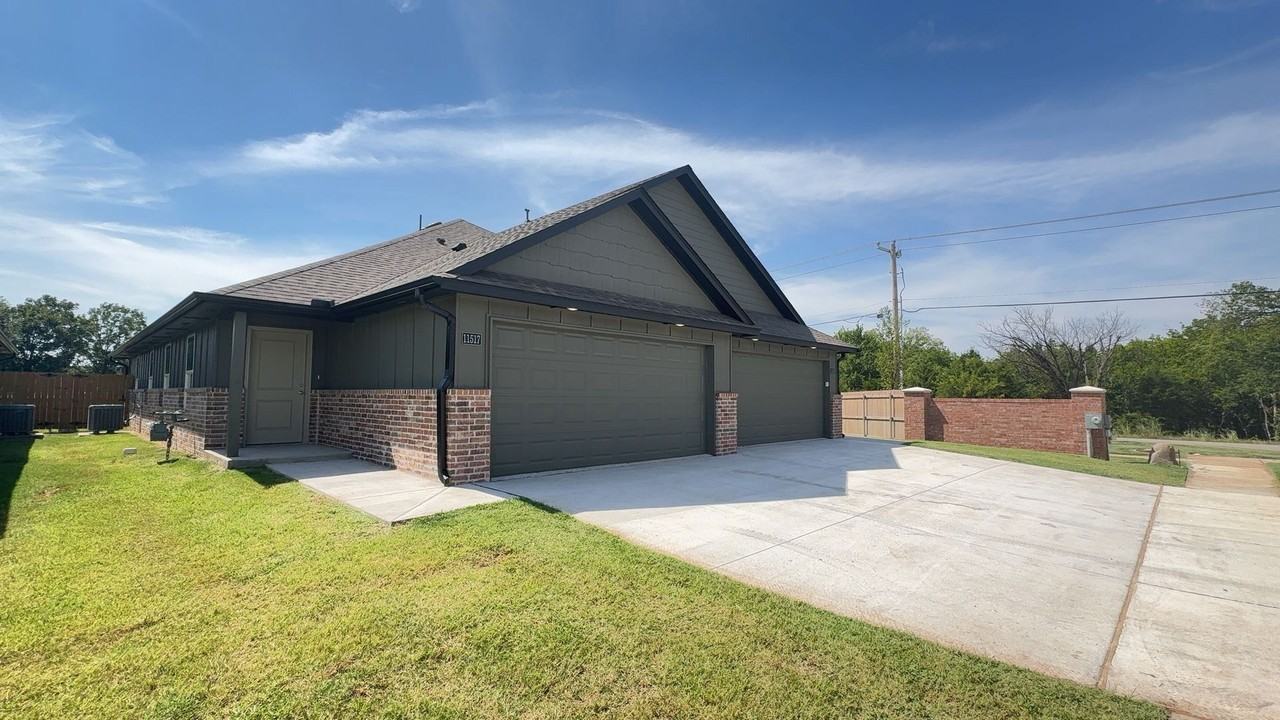 11517 University Dr - Photo 2 of 22