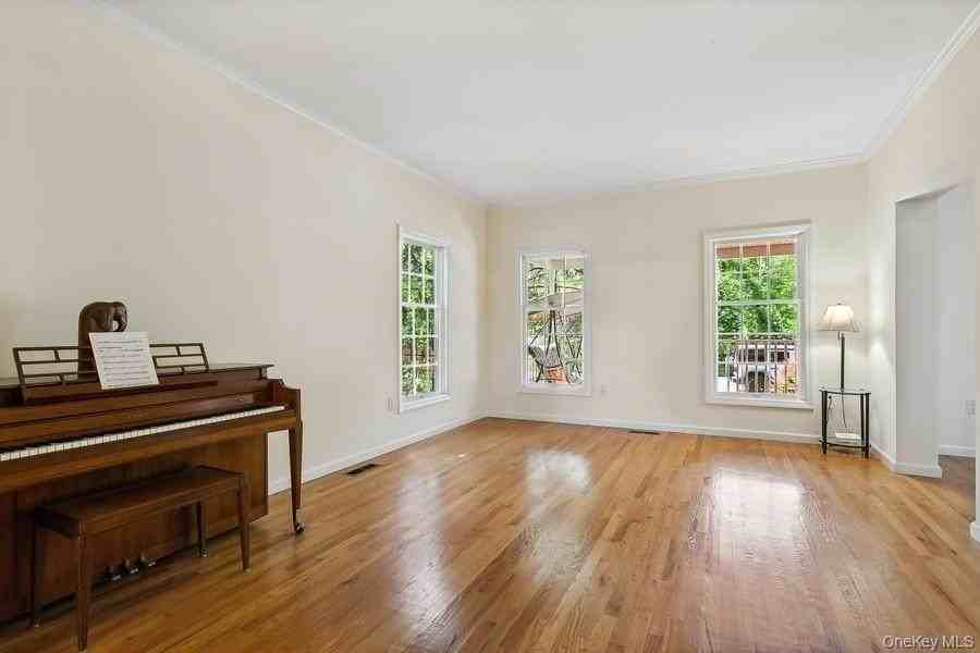 921 Shore Acres Dr - Photo 4 of 30