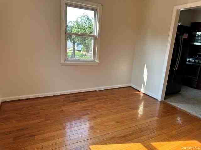 410 Herricks Rd - Photo 5 of 18