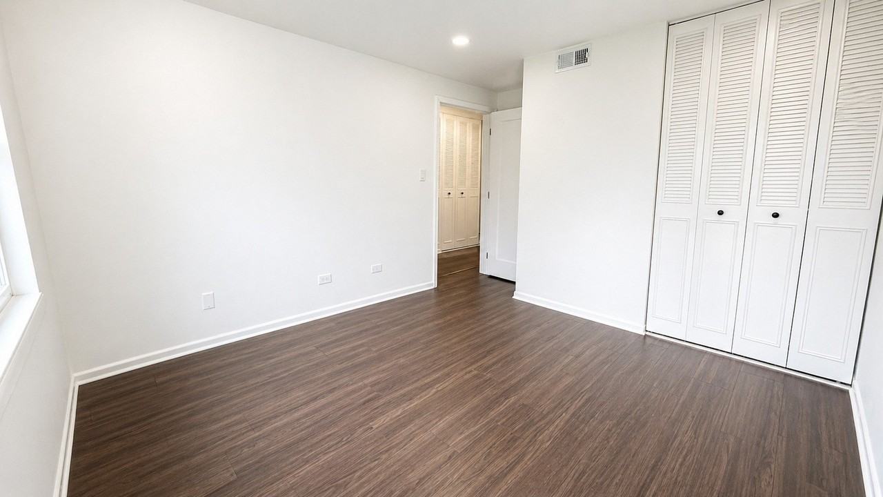 7905 163rd Pl #7905 - Photo 2 of 8