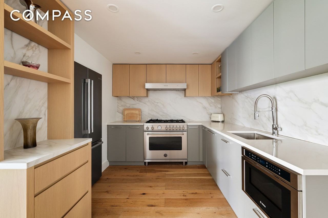 422 W 49th St #6A - Photo 3 of 9