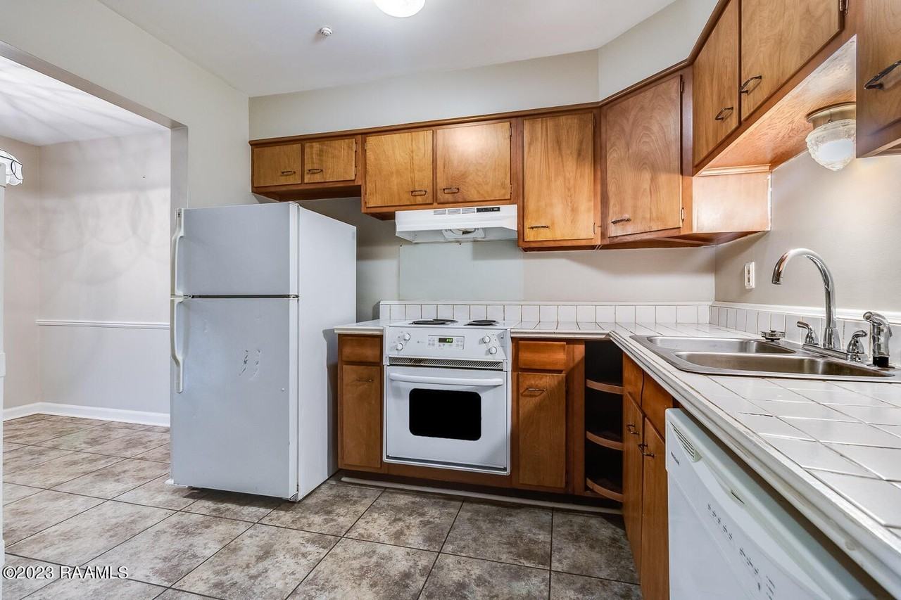 211 Versailles Blvd #10 - Photo 6 of 15