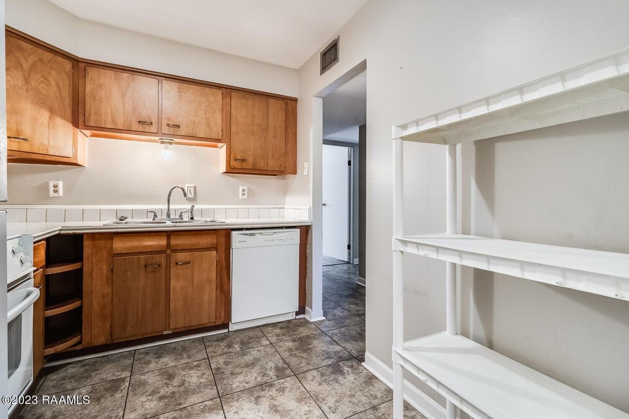 211 Versailles Blvd #10 - Photo 7 of 15