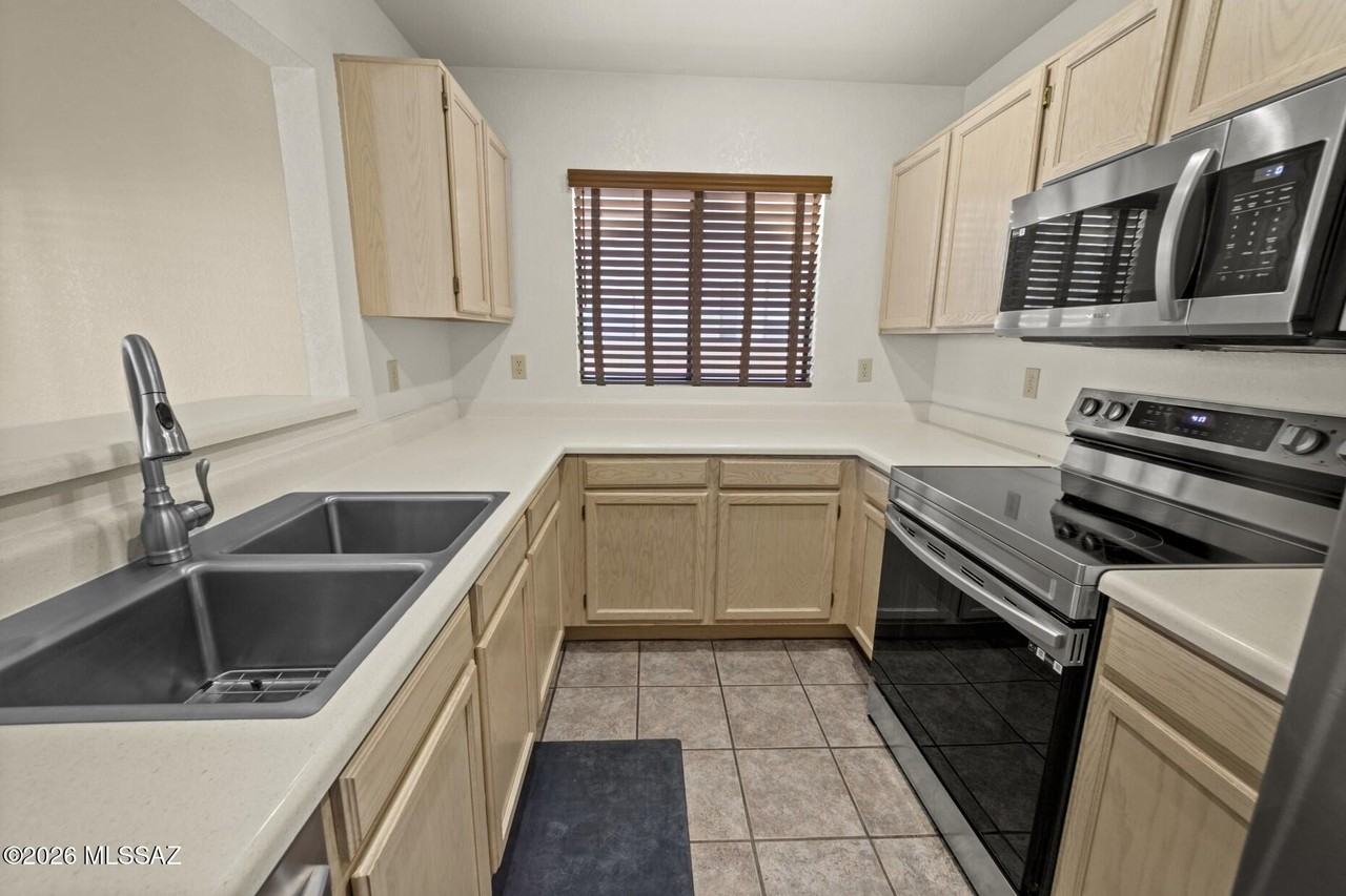 3067 W Country Hill Dr - Photo 2 of 33