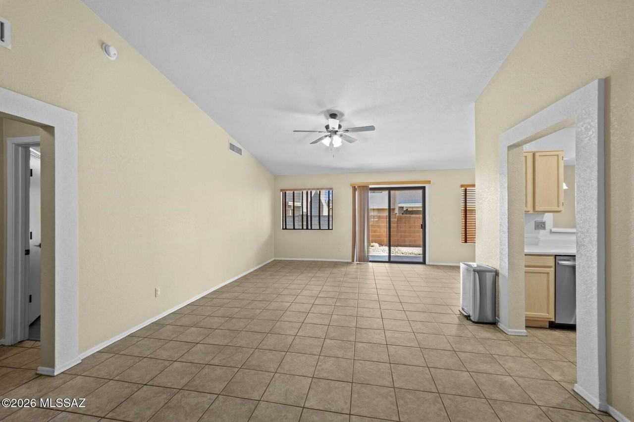 3067 W Country Hill Dr - Photo 6 of 33