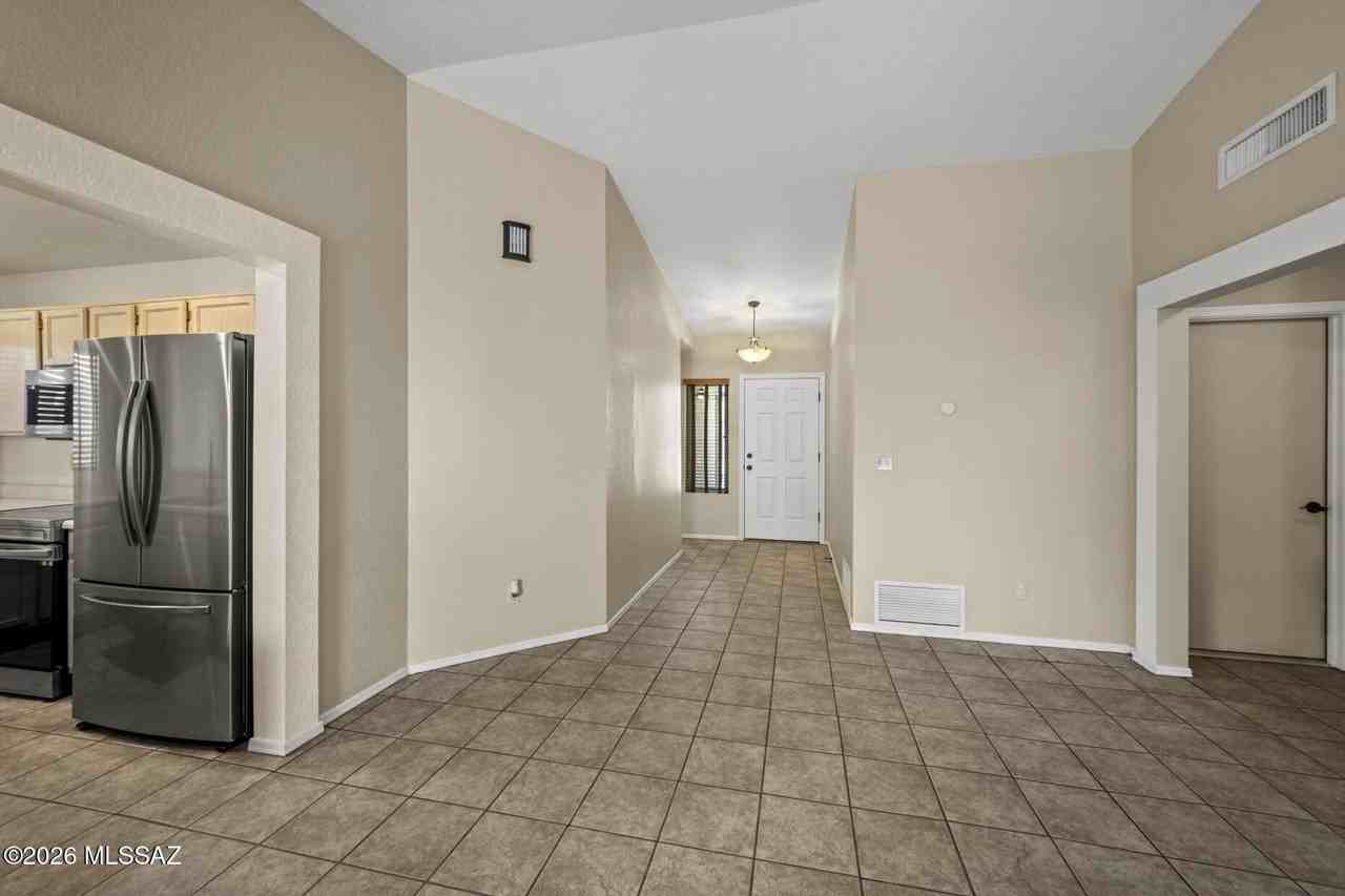 3067 W Country Hill Dr - Photo 7 of 33