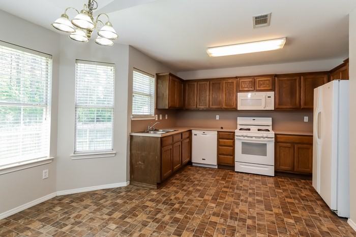 2106 Cherry Creek Cir - Photo 4 of 10