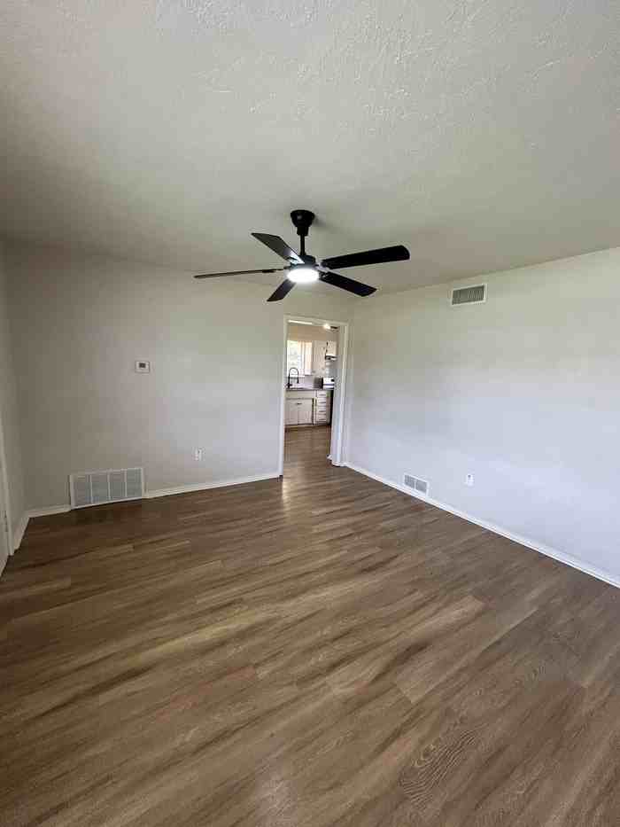 109 Ne 3rd St - Photo 3 of 22