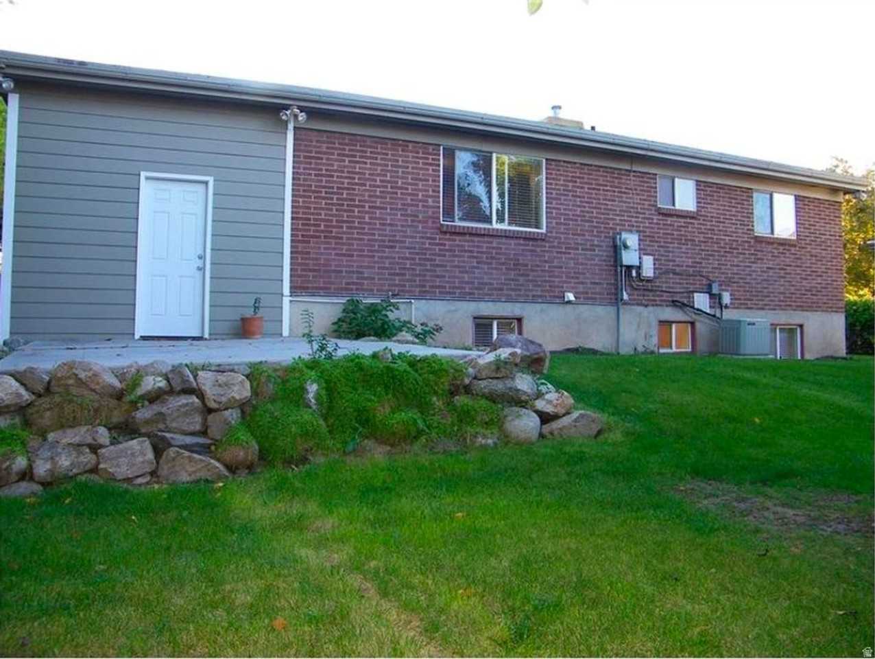6893 S Rhonda Ave - Photo 3 of 12