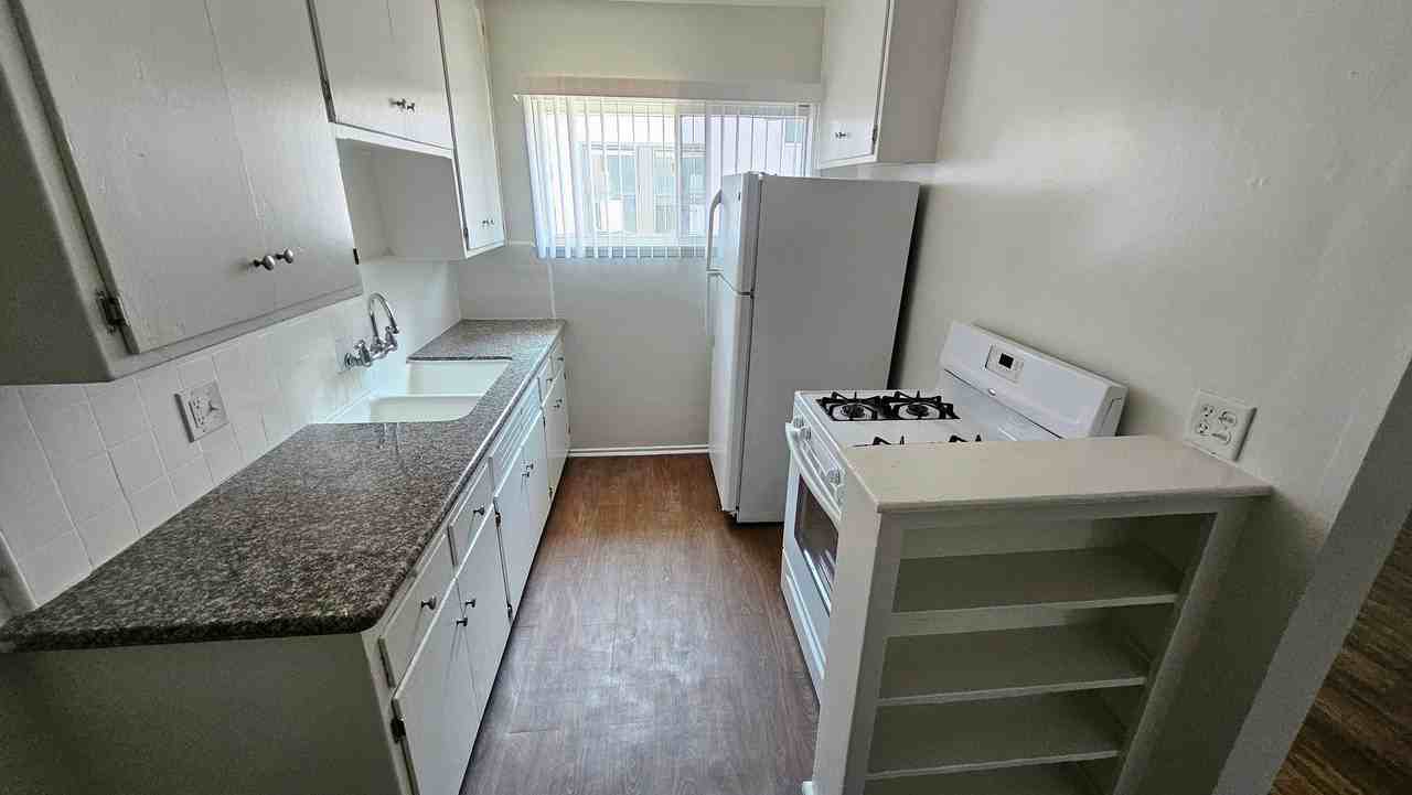 1219 N Ardmore Ave #7 - Photo 3 of 9