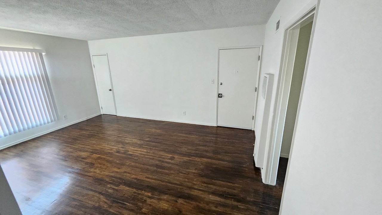 1219 N Ardmore Ave #7 - Photo 4 of 9