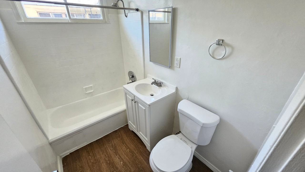 1219 N Ardmore Ave #7 - Photo 6 of 9