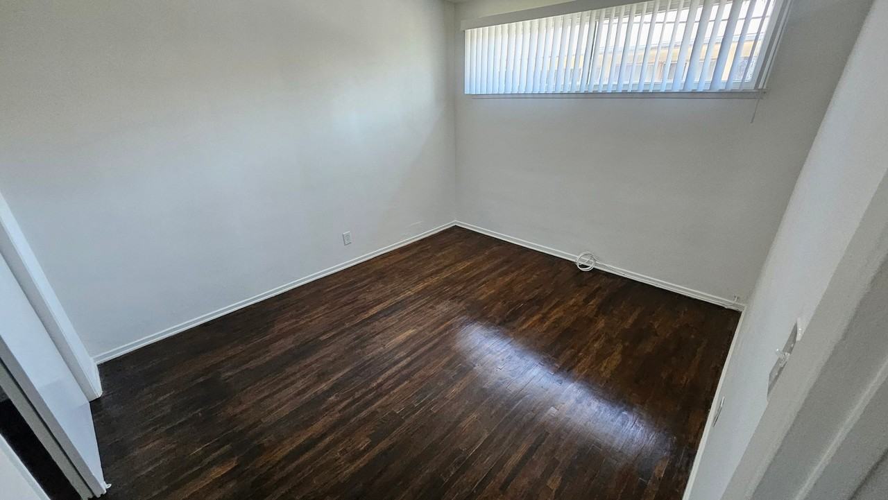 1219 N Ardmore Ave #7 - Photo 7 of 9