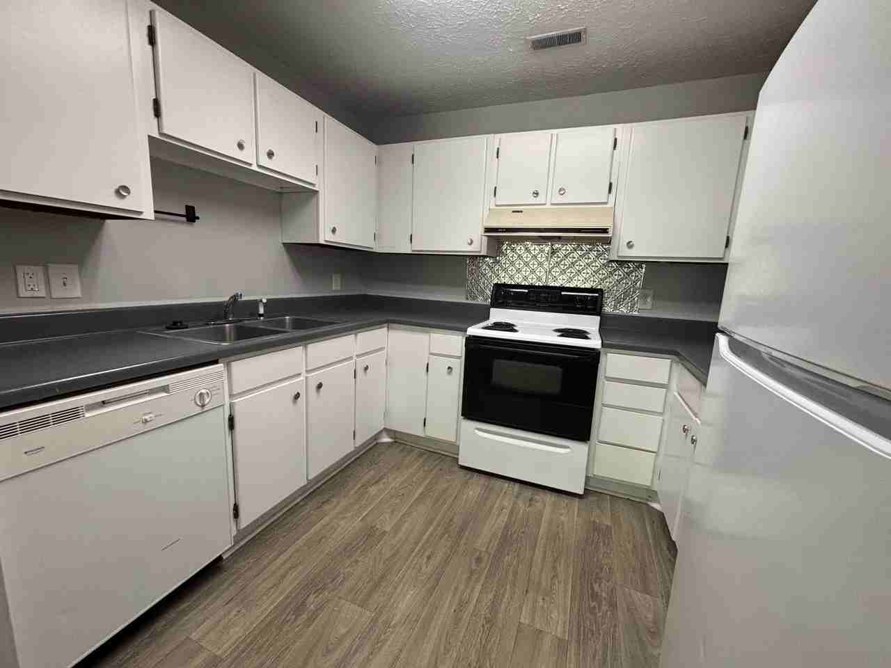106 Gardenview Dr #H - Photo 2 of 11