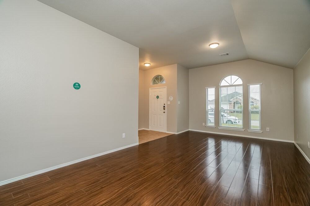 904 Nancy Dr - Photo 4 of 16