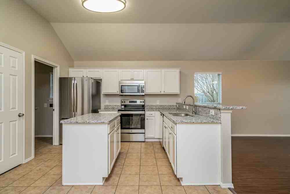 904 Nancy Dr - Photo 5 of 16