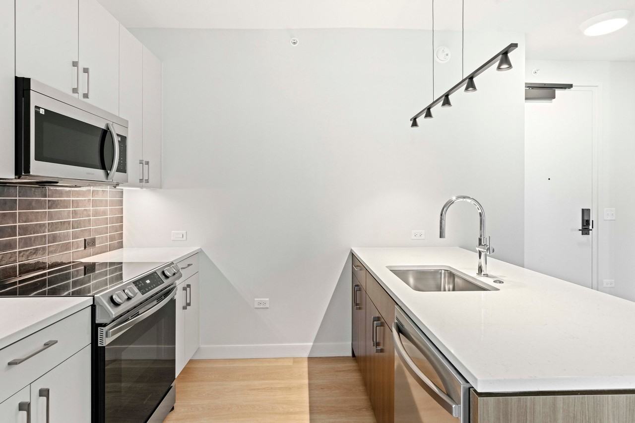 1177 W Van Buren St - Photo 2 of 9