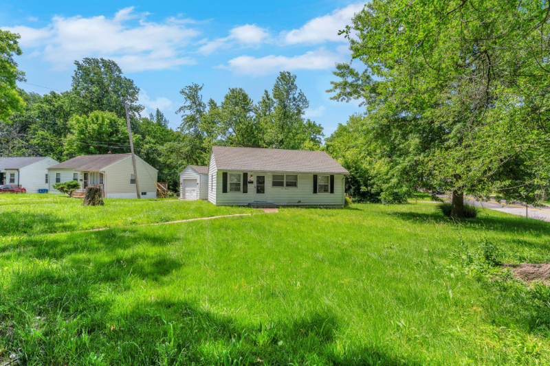 300 Estridge Rd - Photo 2 of 20