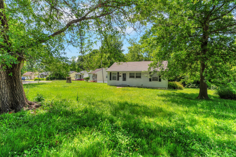 300 Estridge Rd - Photo 3 of 20