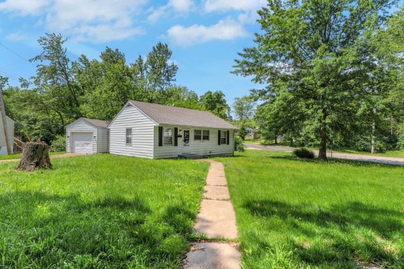 300 Estridge Rd - Photo 4 of 20
