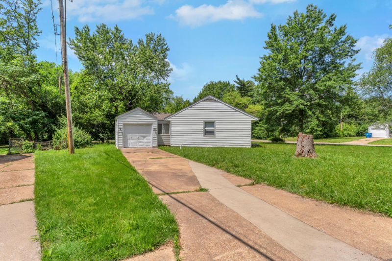 300 Estridge Rd - Photo 5 of 20