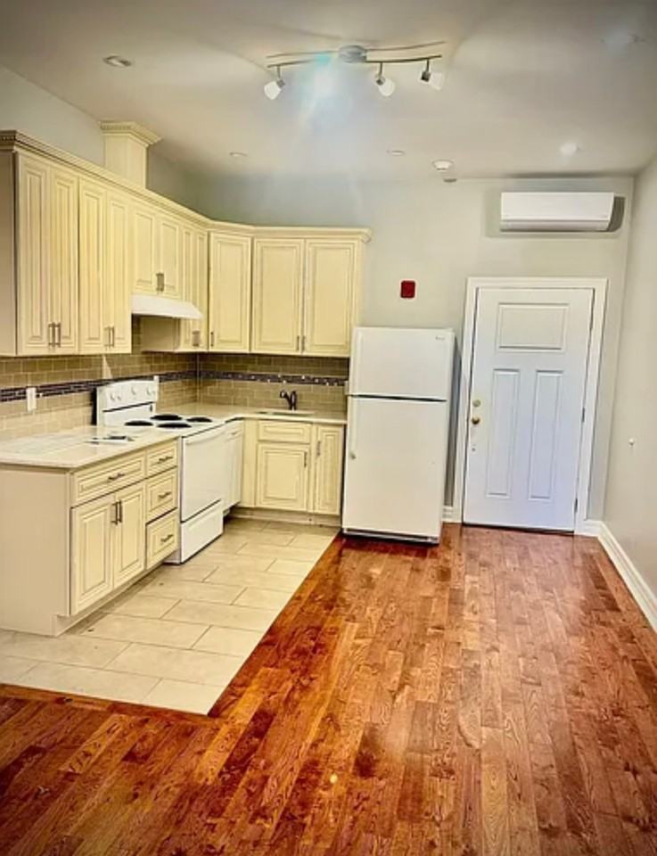 662 Bleecker St - Photo 2 of 9