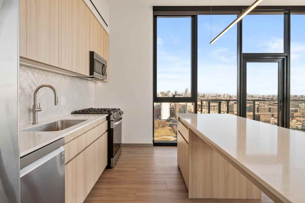 539 S Damen Ave - Photo 2 of 9