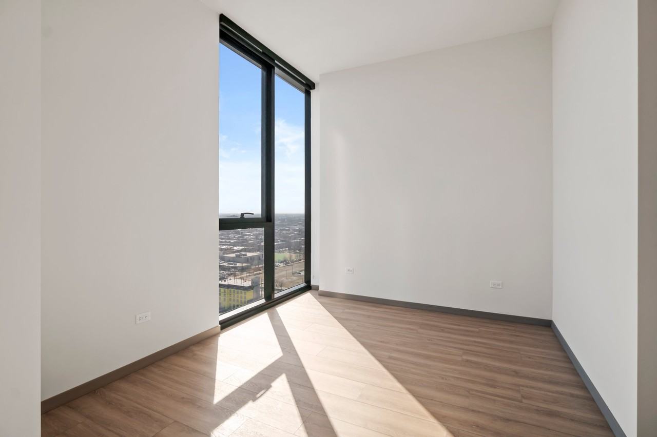 539 S Damen Ave - Photo 4 of 9