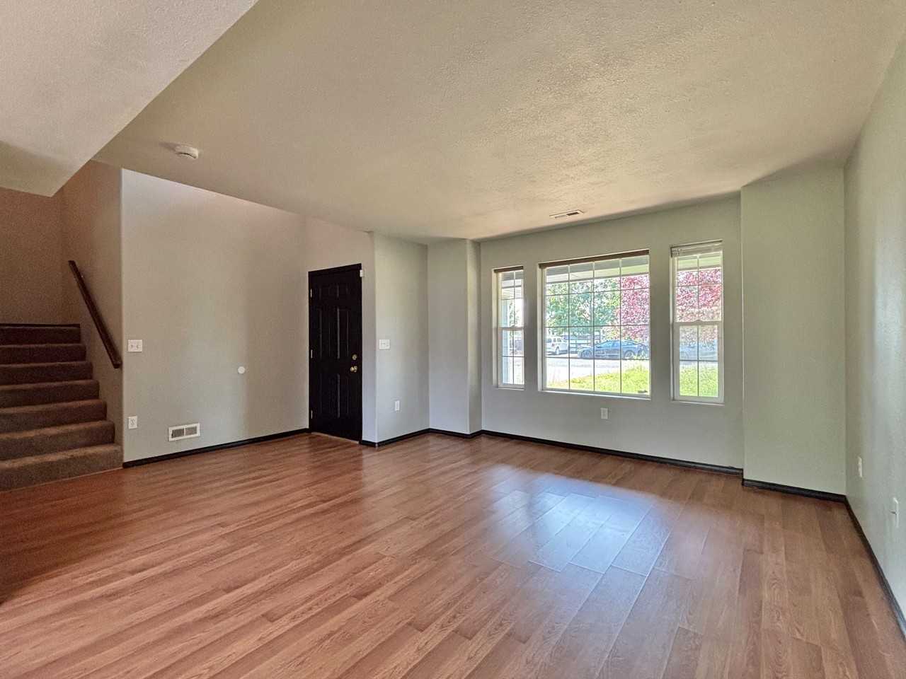 905 E Spence St - Photo 5 of 30