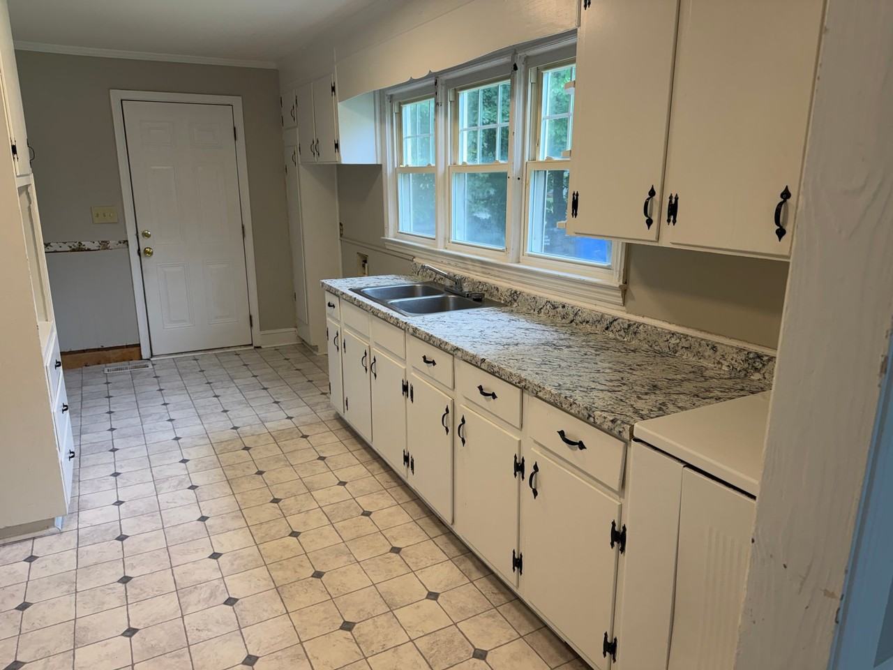 403 E Branch St - Photo 2 of 17