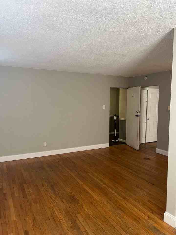 3199 Morganford Rd #6 - Photo 4 of 8