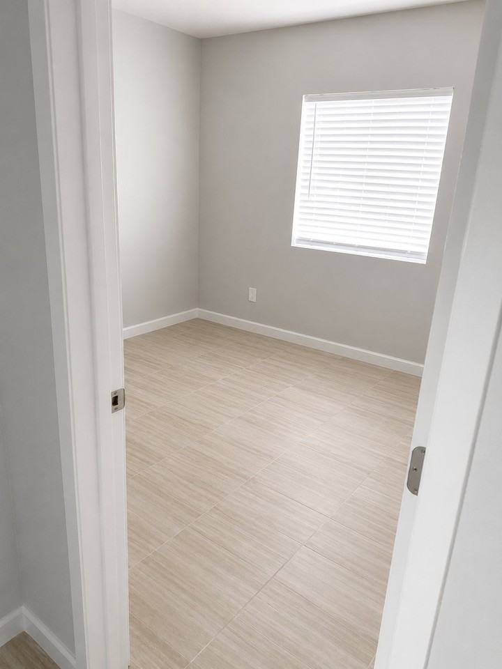 821 E 4th St #2 - Photo 5 of 7
