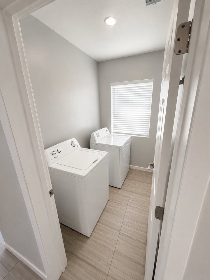 821 E 4th St #2 - Photo 6 of 7