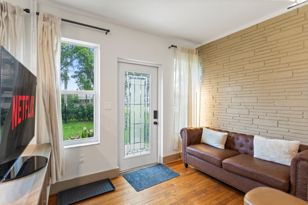 499 Ne 112th St - Photo 3 of 20