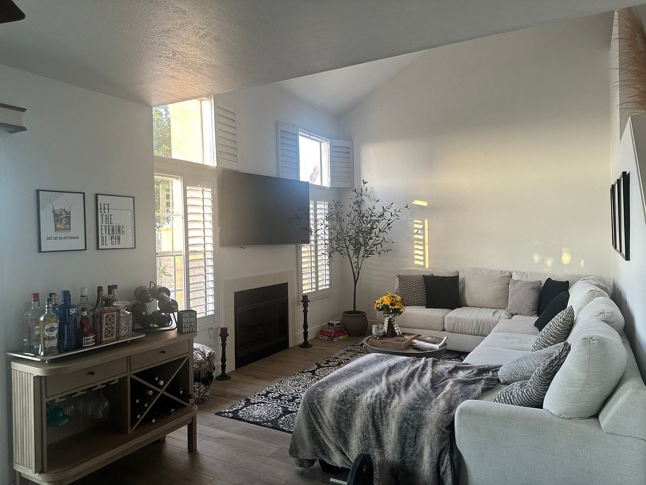 711 S Tourmaline Ct - Photo 2 of 12