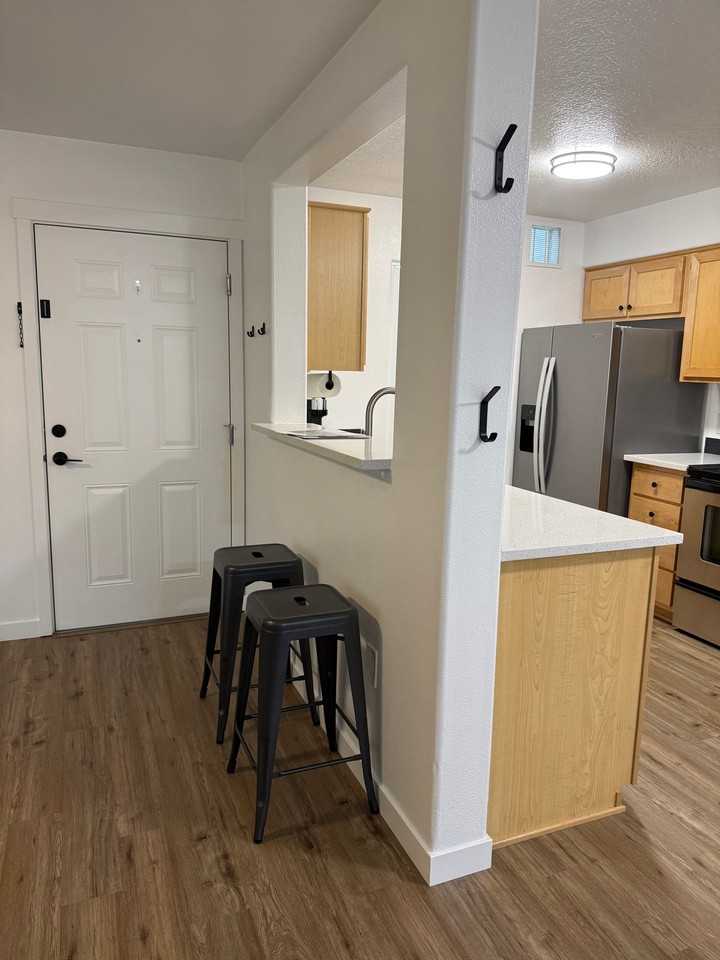 770 Nw 185th Ave - Photo 4 of 19