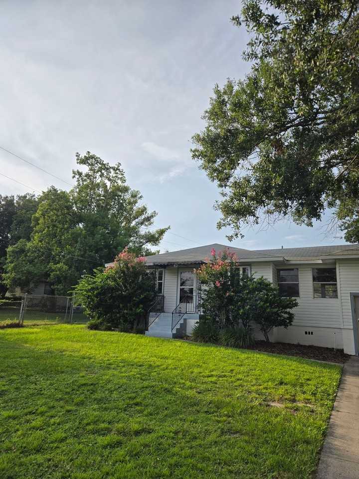 812 Chatfield St - Photo 2 of 8