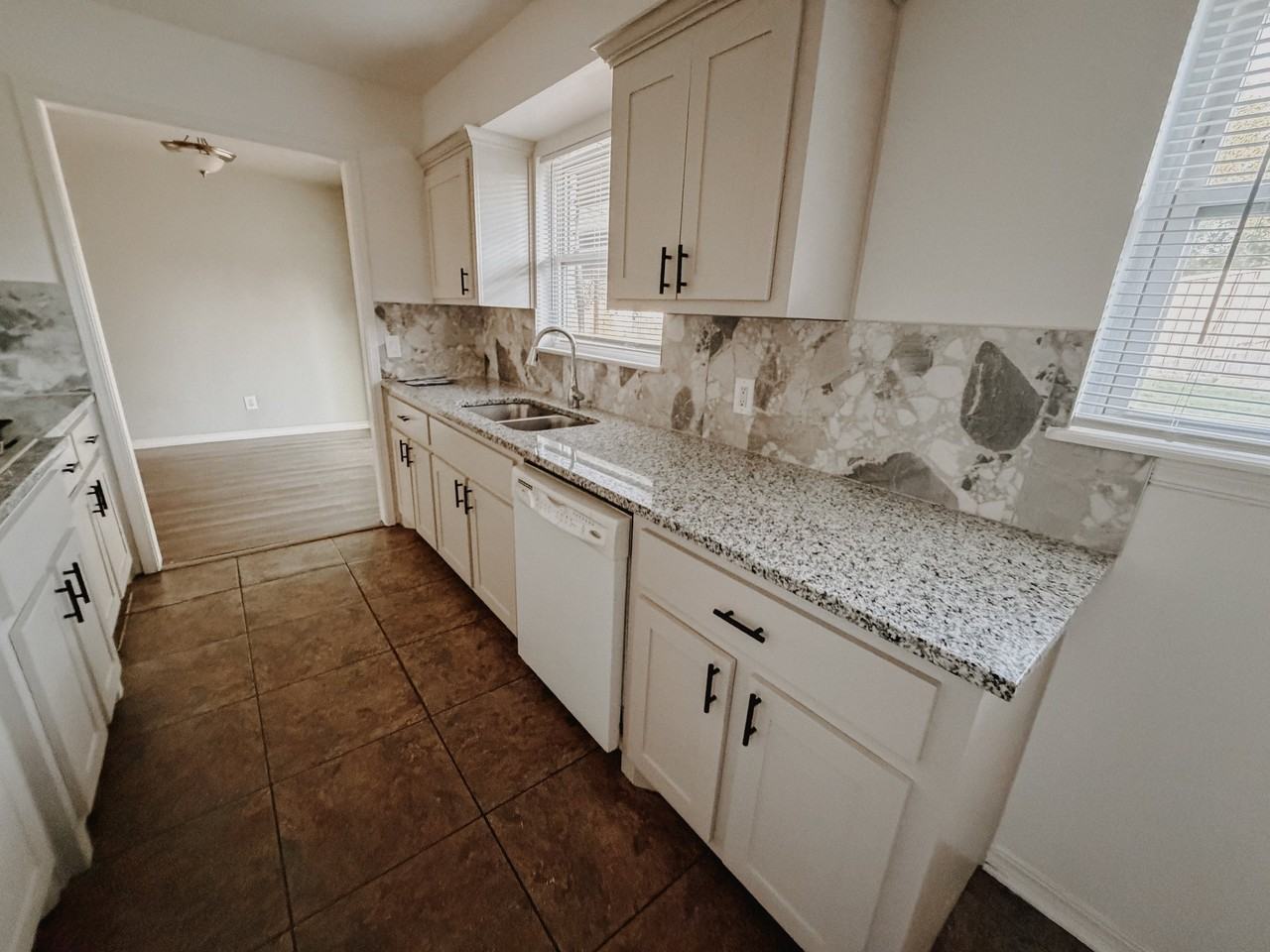 6336 N Hammond Ave - Photo 5 of 20