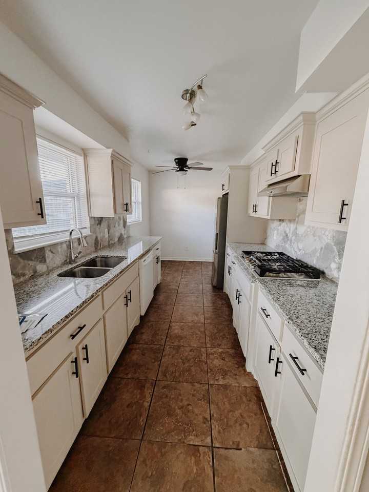 6336 N Hammond Ave - Photo 7 of 20