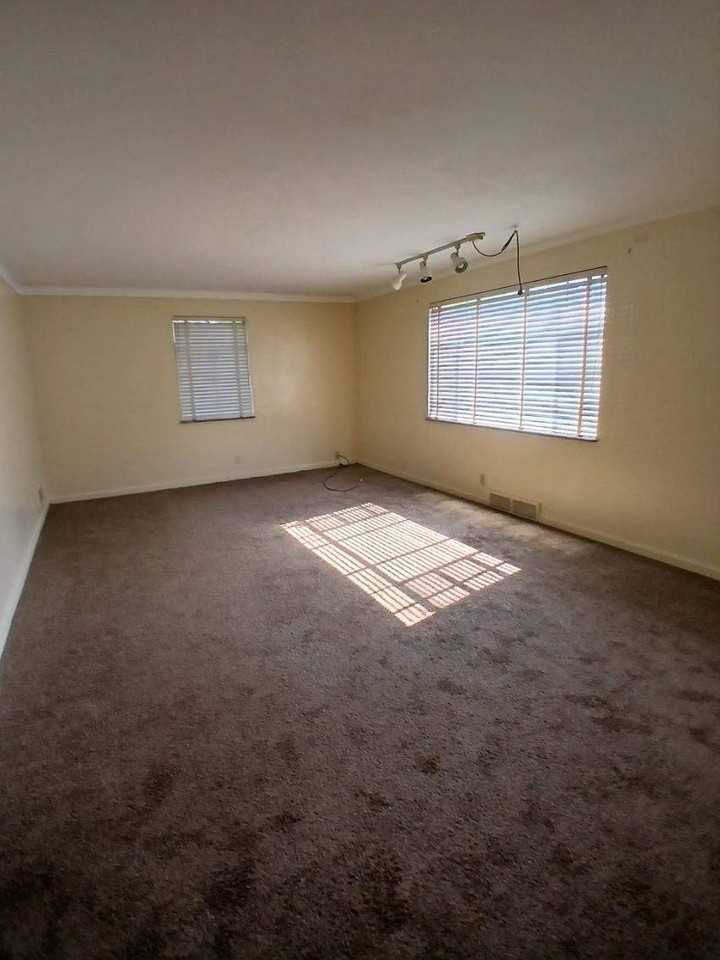 5720 Hamilton Ave - Photo 2 of 10