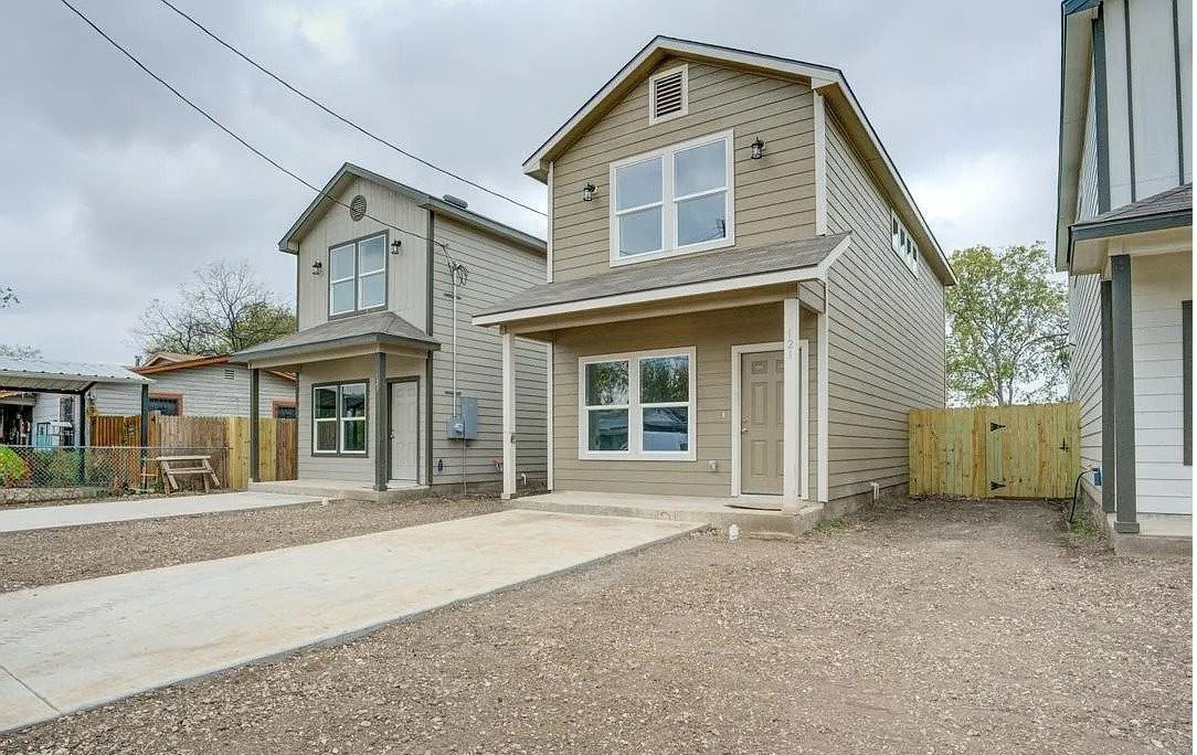 121 Lawton St - Photo 2 of 14
