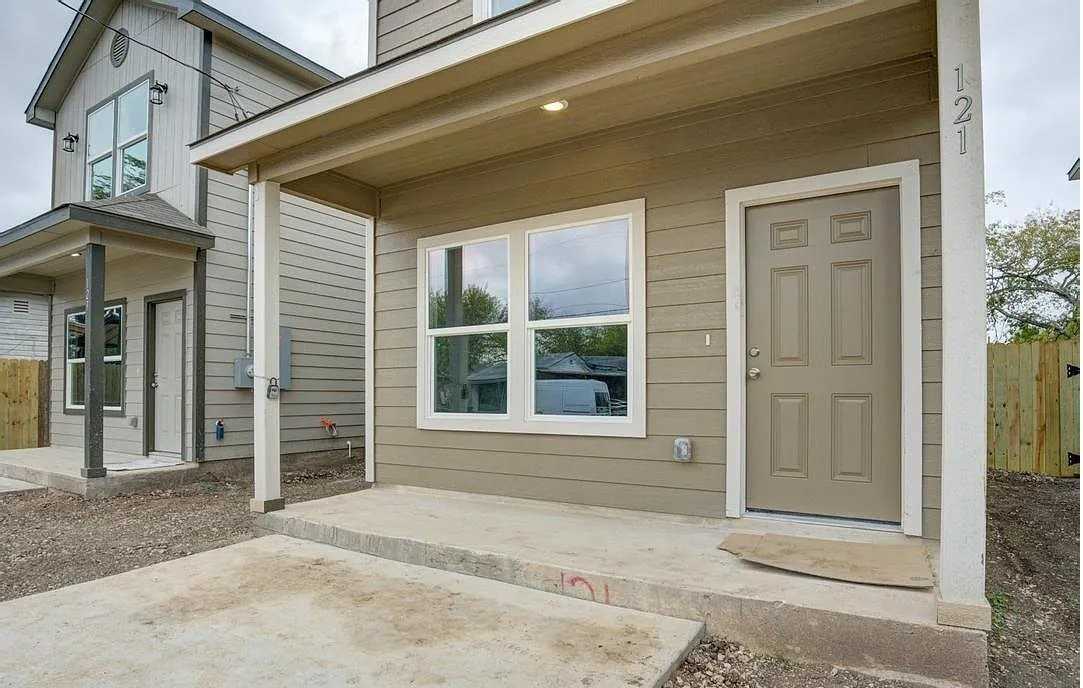 121 Lawton St - Photo 4 of 14