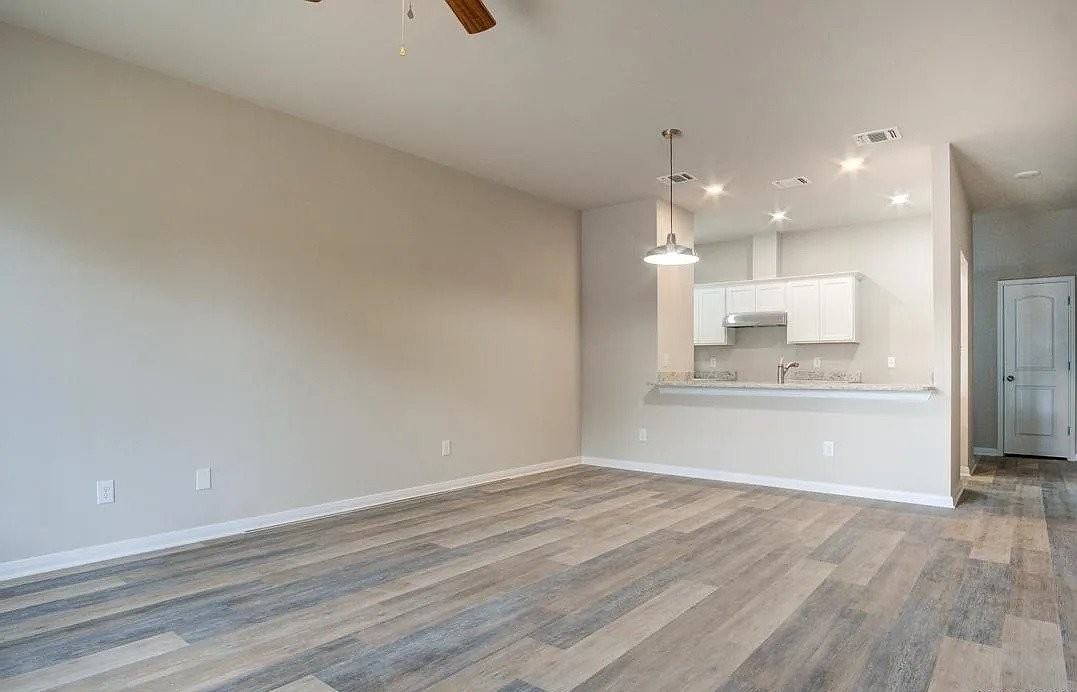 121 Lawton St - Photo 5 of 14
