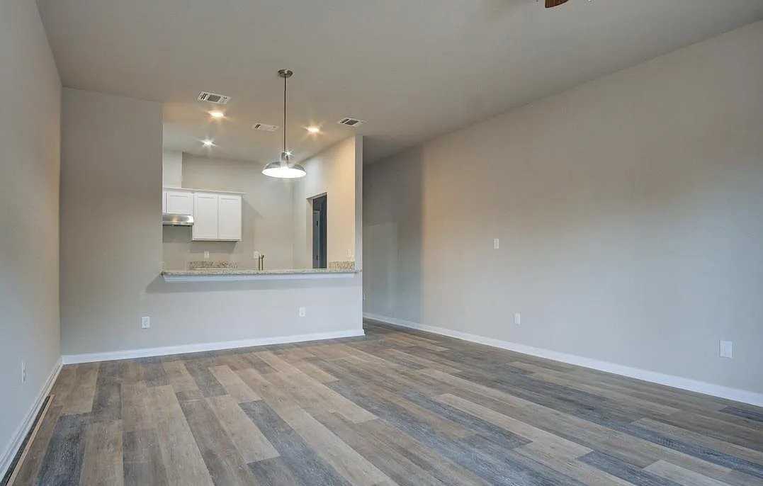 121 Lawton St - Photo 7 of 14