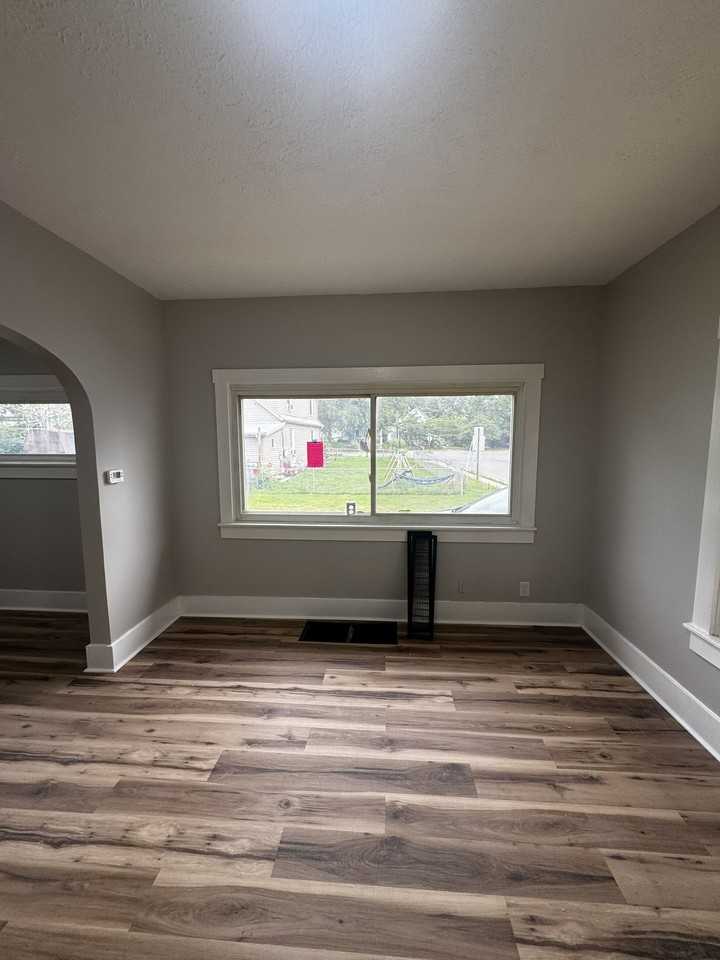 212 Ludlow Rd - Photo 2 of 14