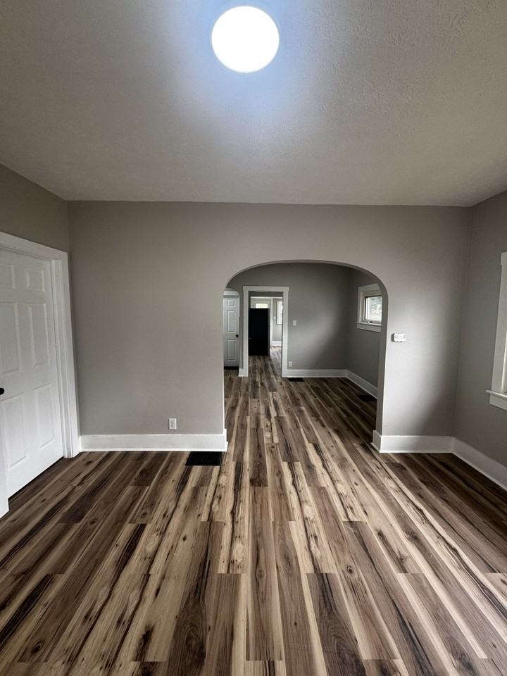 212 Ludlow Rd - Photo 3 of 14