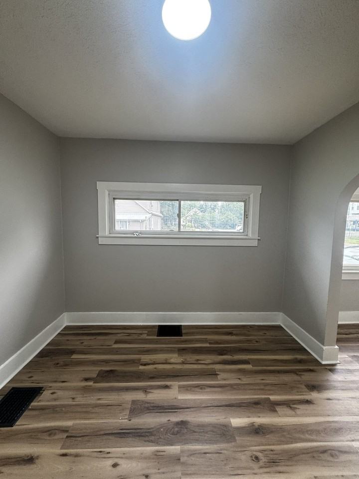 212 Ludlow Rd - Photo 4 of 14