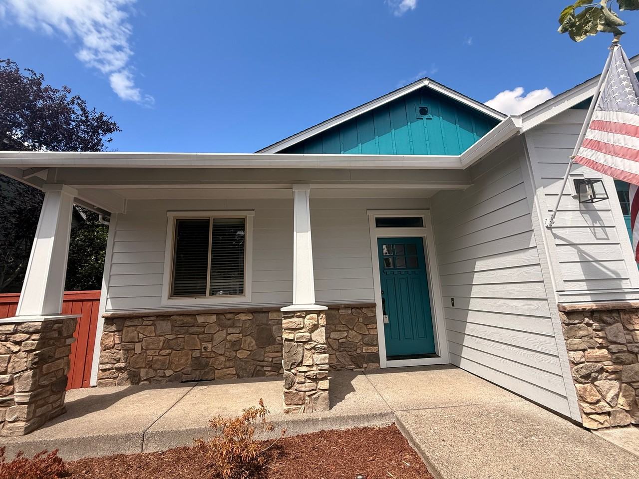 2626 Ne Hawthorne Cir - Photo 2 of 20