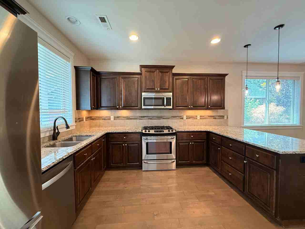 2626 Ne Hawthorne Cir - Photo 3 of 20